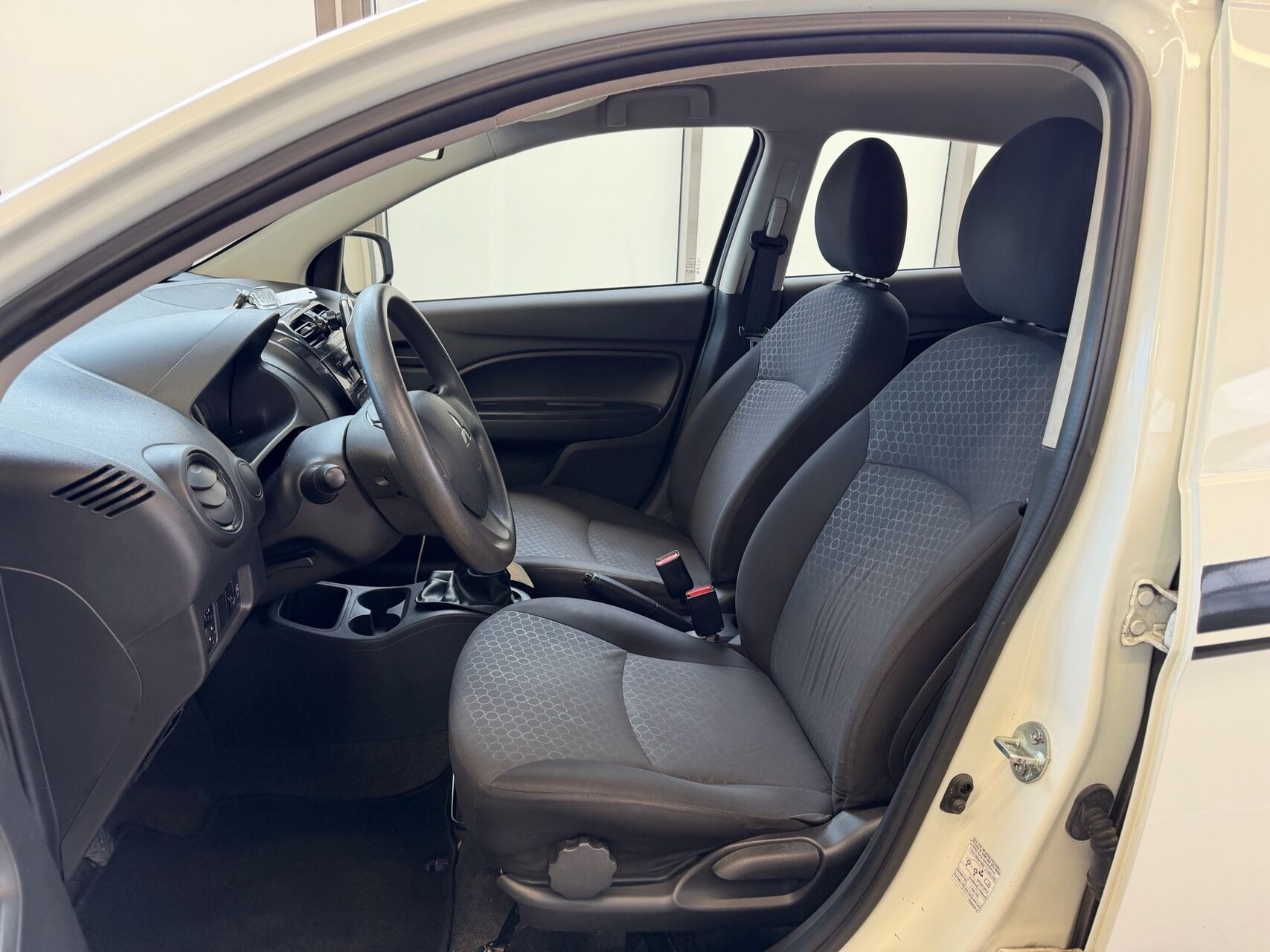 Hvid Mitsubishi Space Star fra 2014