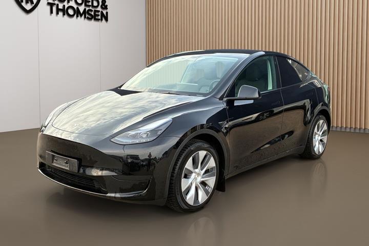 Sort Tesla Model Y fra 2023 set udefra