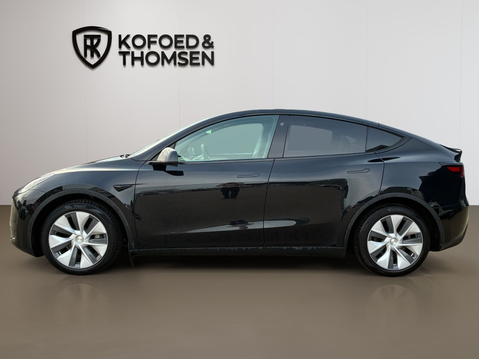 Sort Tesla Model Y fra 2023