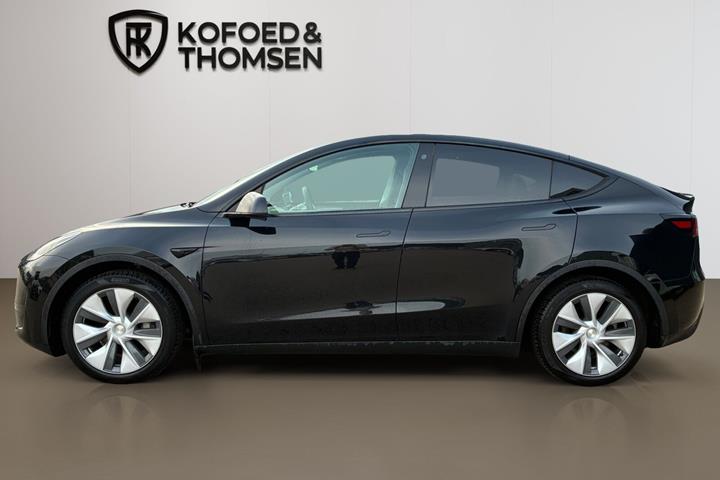 Sort Tesla Model Y fra 2023