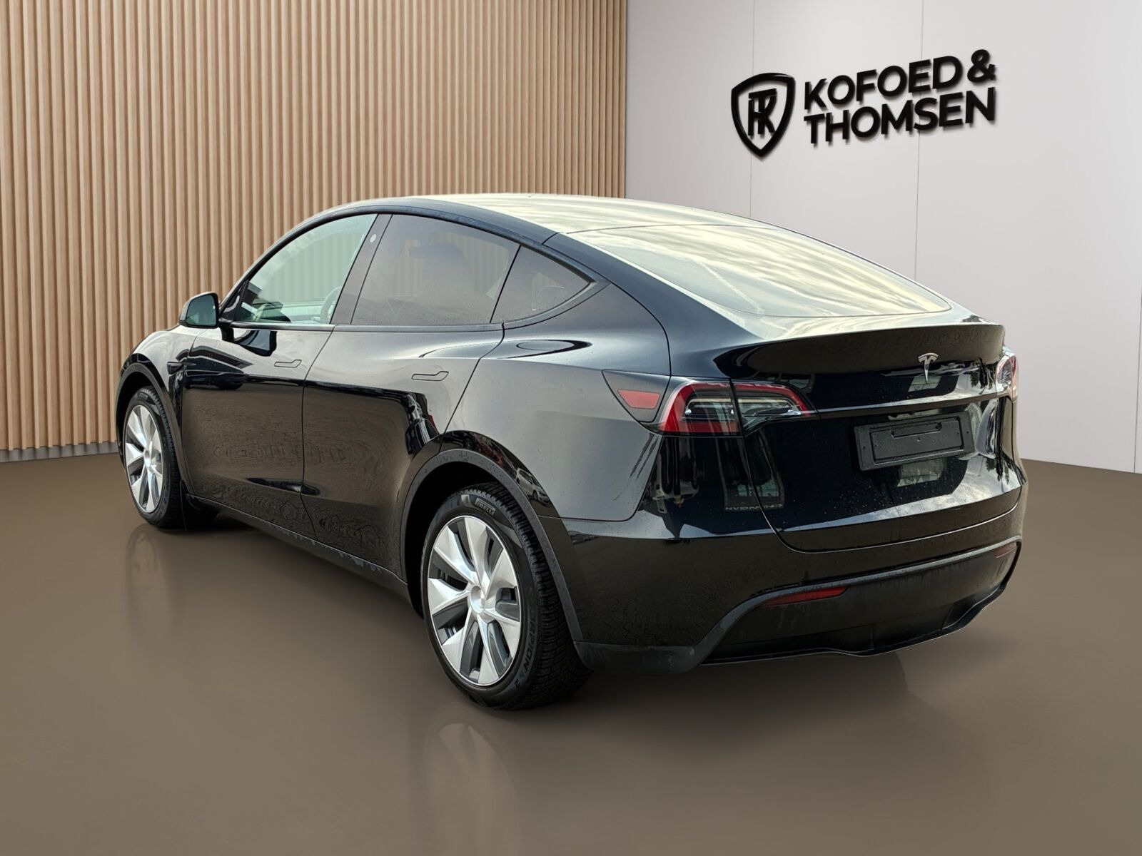 Sort Tesla Model Y fra 2023