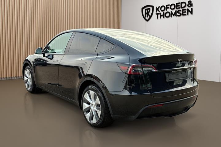 Sort Tesla Model Y fra 2023