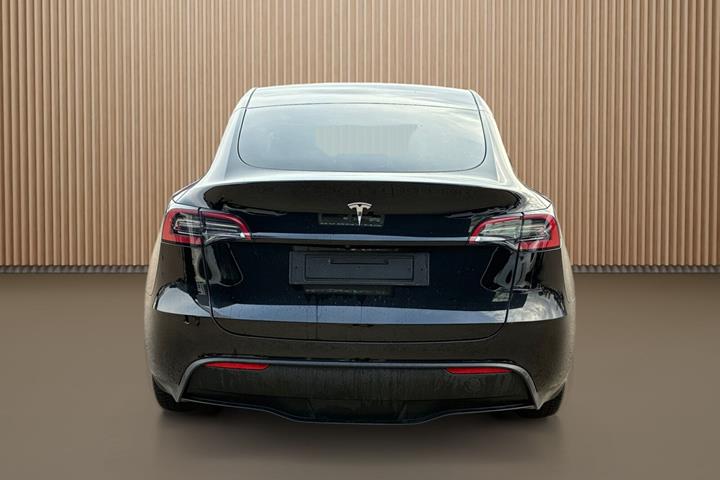 Sort Tesla Model Y fra 2023