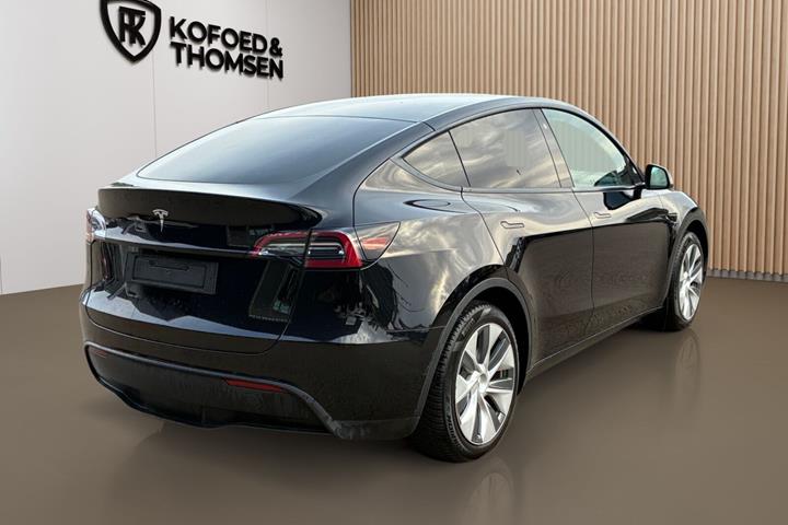 Sort Tesla Model Y fra 2023