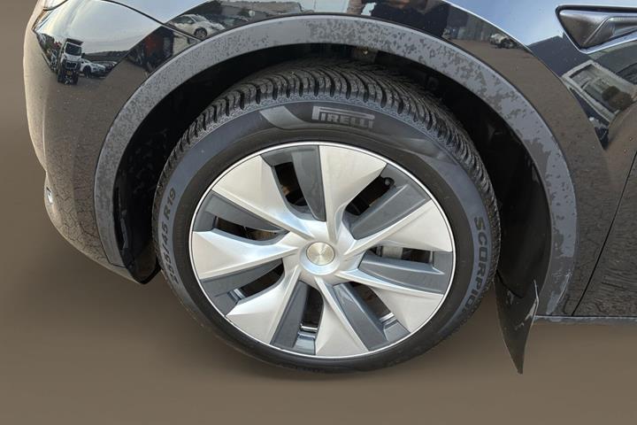 Sort Tesla Model Y fra 2023
