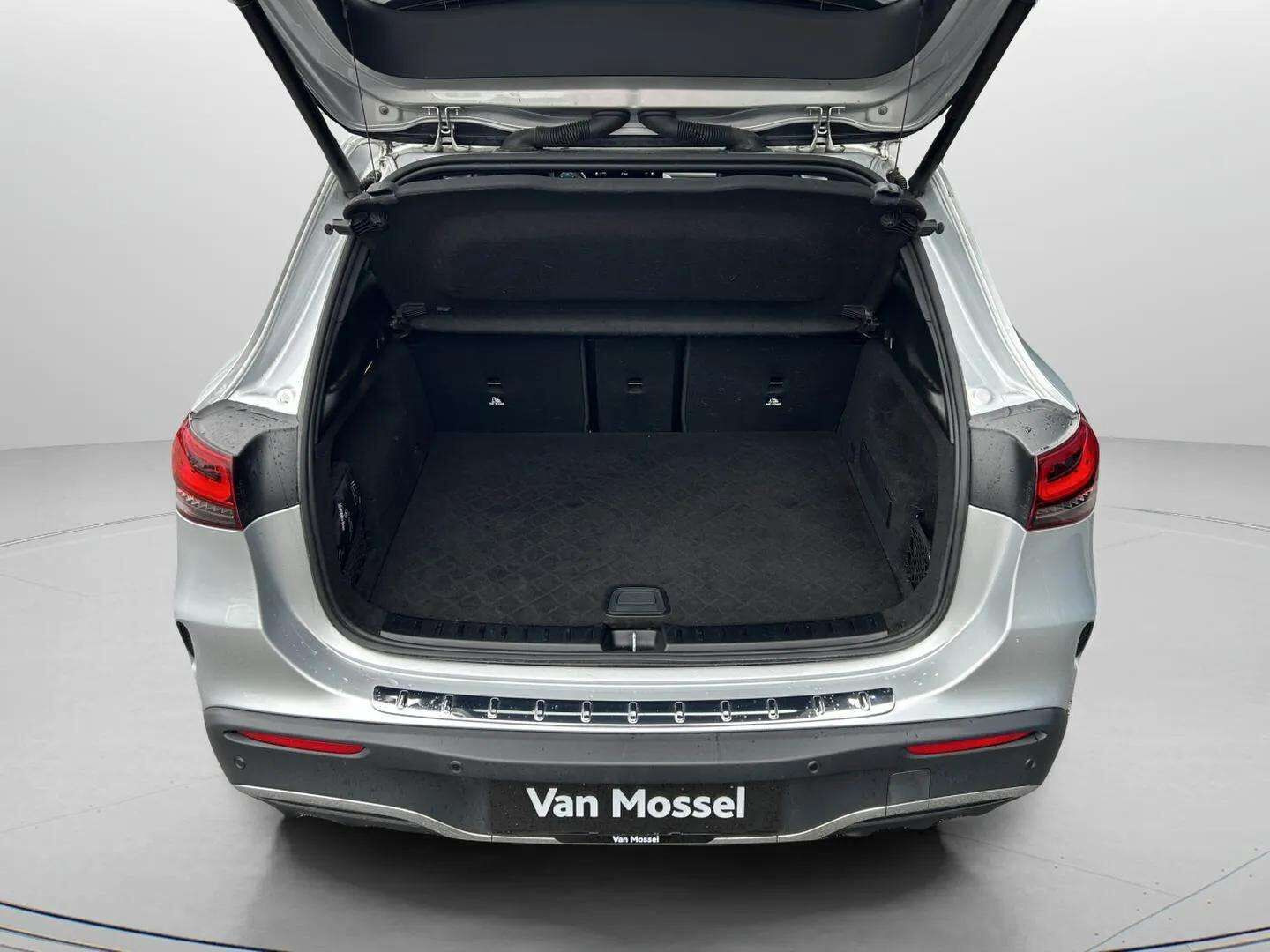 Sølv Mercedes EQA250 fra 2023