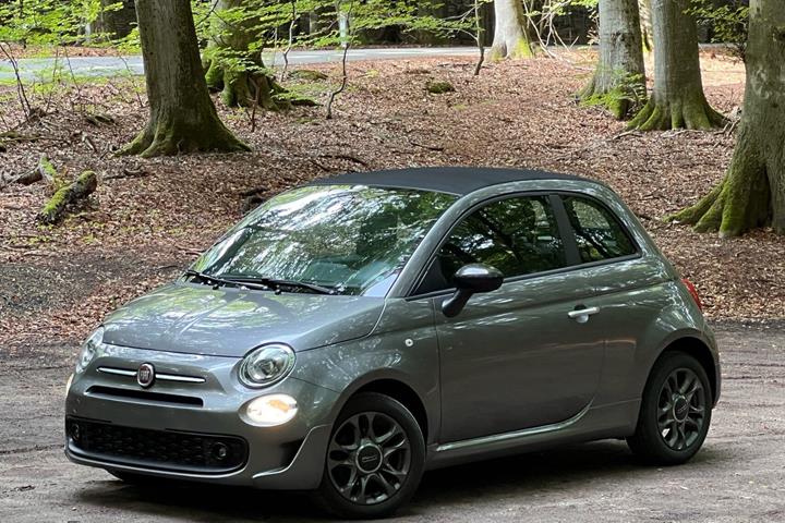 Grå Fiat 500C fra 2021