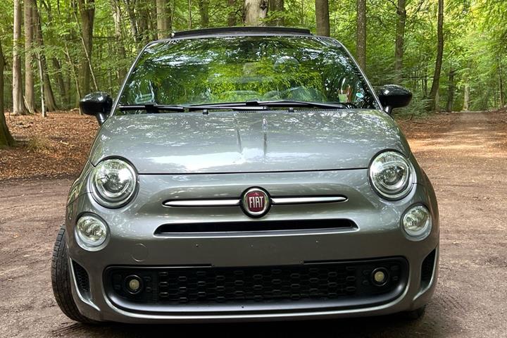 Grå Fiat 500C fra 2021