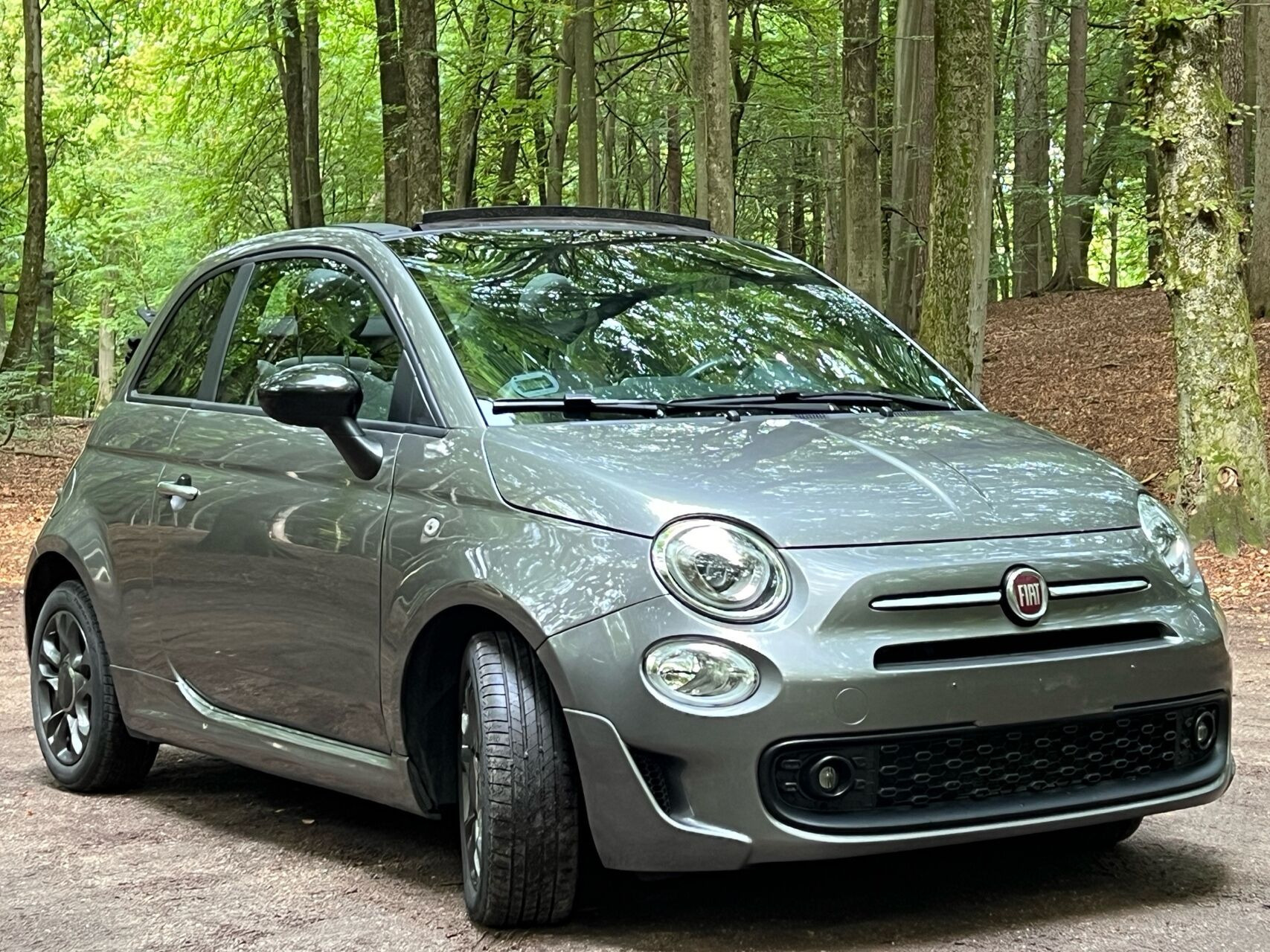 Grå Fiat 500C fra 2021