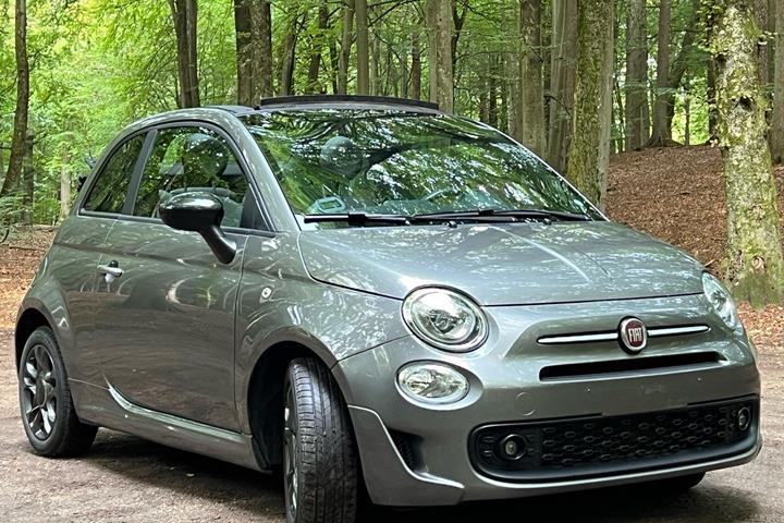 Grå Fiat 500C fra 2021