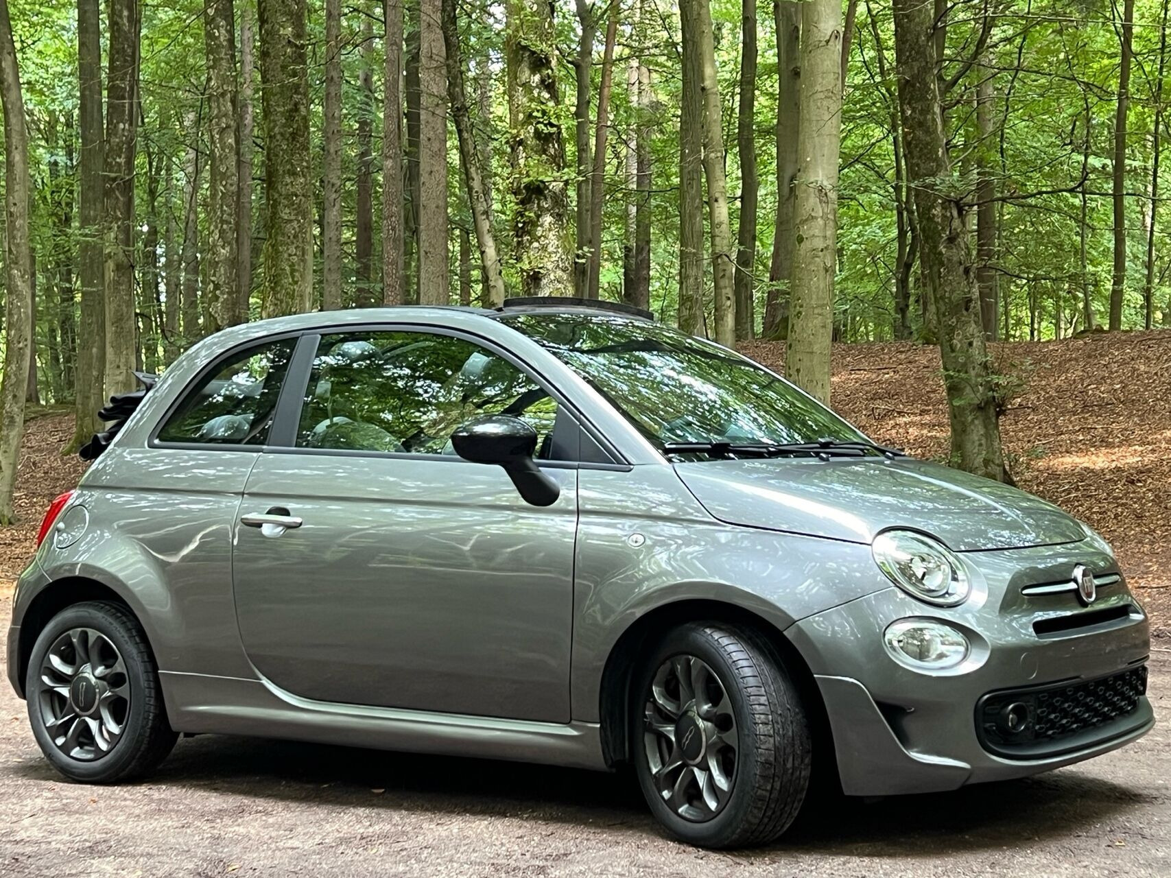 Grå Fiat 500C fra 2021