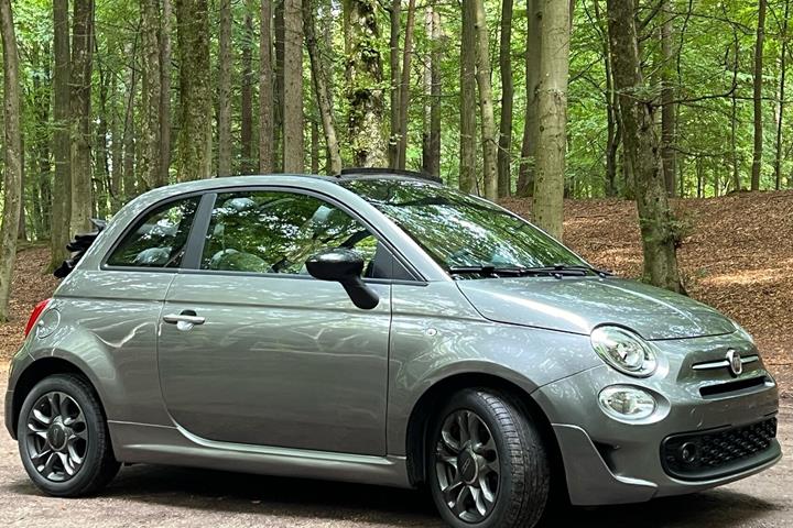 Grå Fiat 500C fra 2021