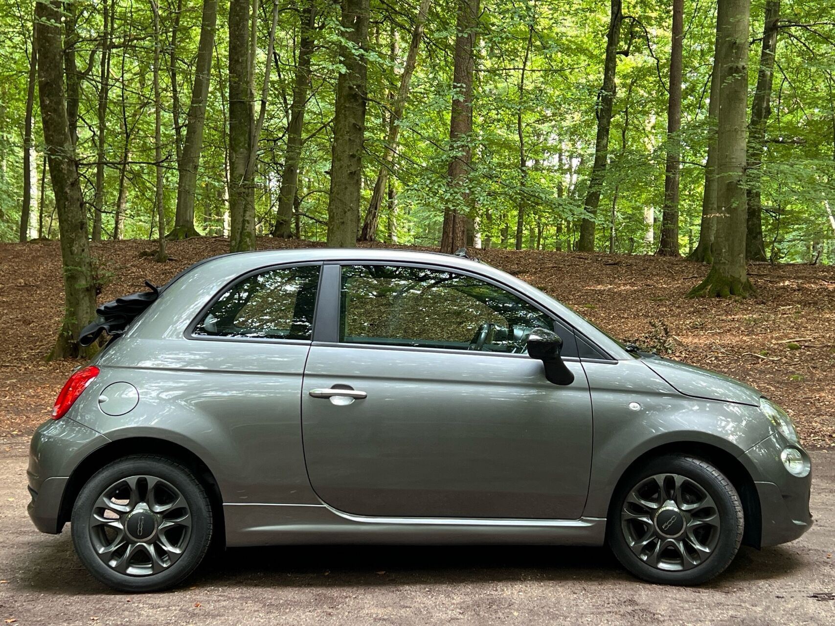 Grå Fiat 500C fra 2021