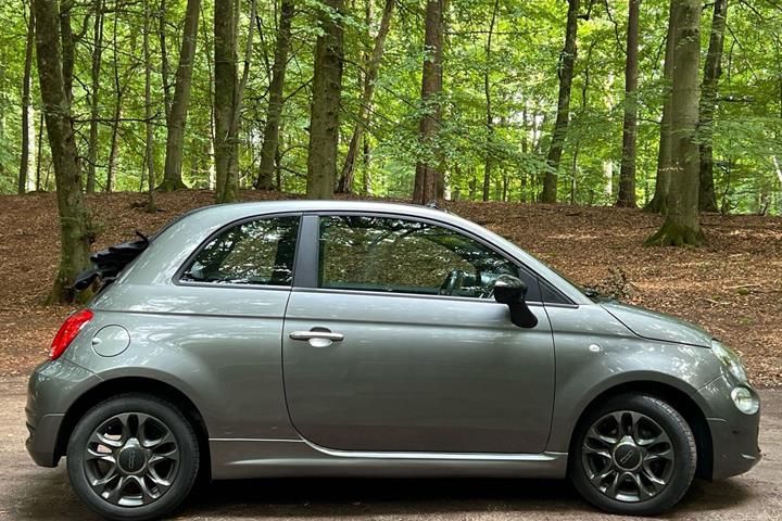 Grå Fiat 500C fra 2021
