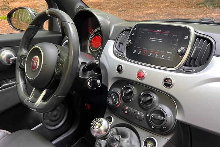 Grå Fiat 500C fra 2021