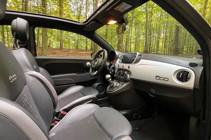 Grå Fiat 500C fra 2021