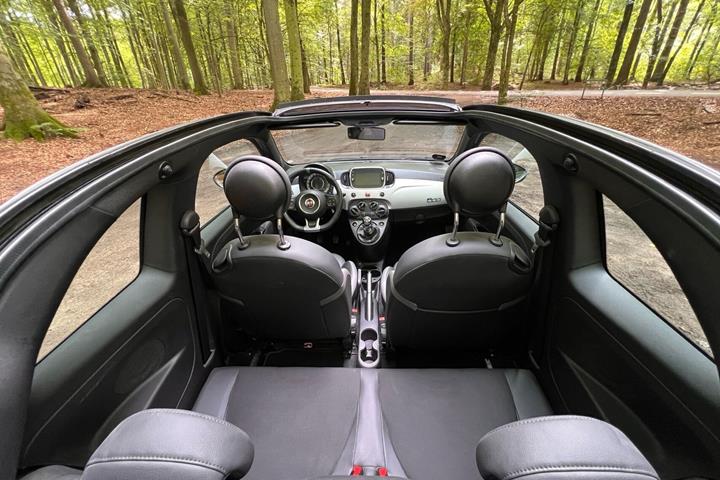 Grå Fiat 500C fra 2021