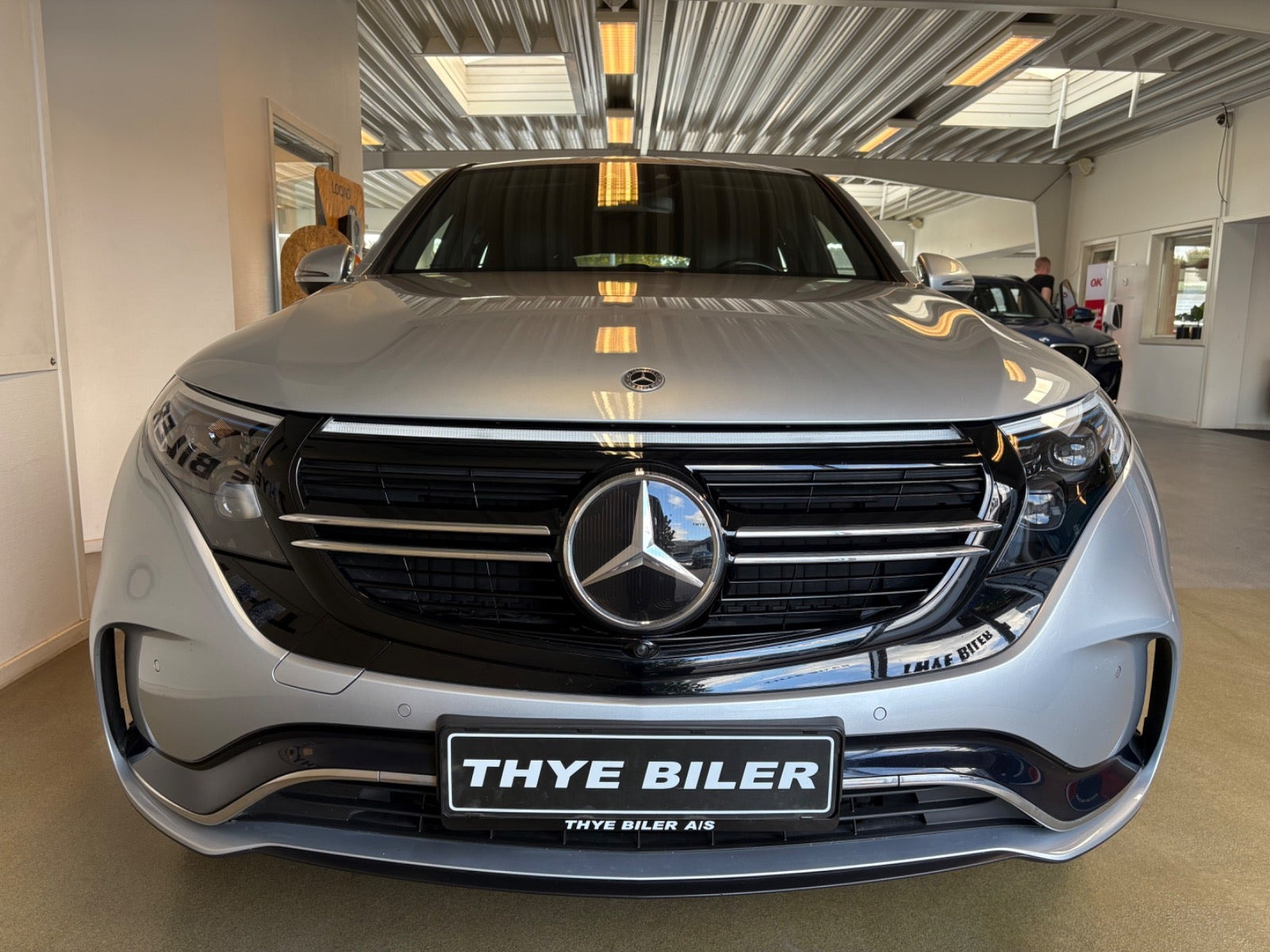Sølv Mercedes EQC400 fra 2020