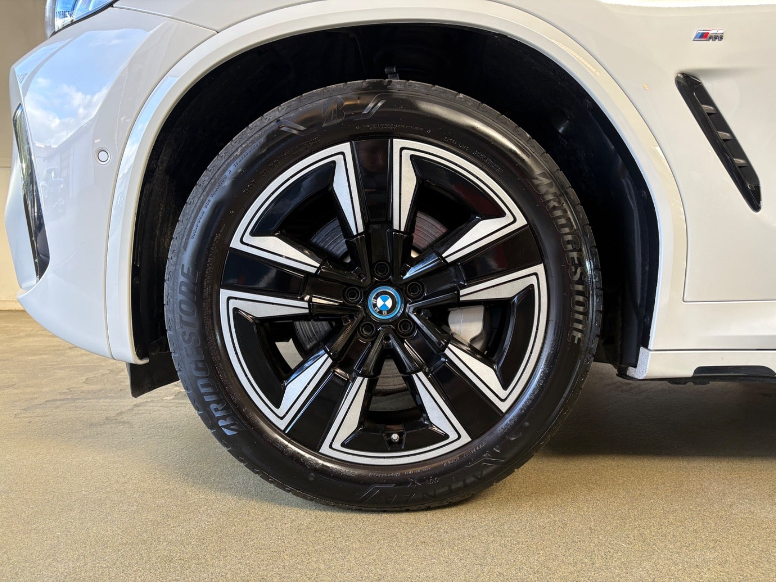 Hvid BMW iX3 fra 2023