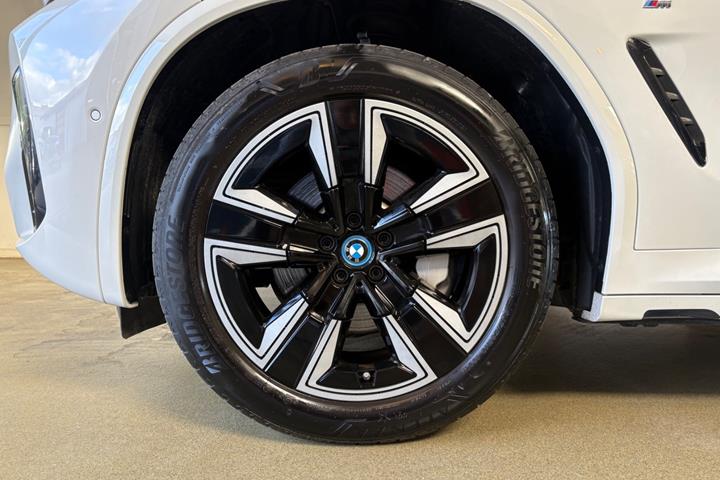 Hvid BMW iX3 fra 2023
