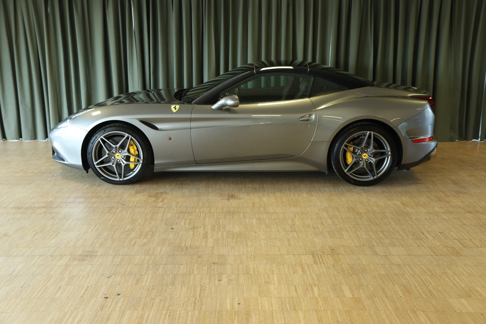 Grå Ferrari California T fra 2015