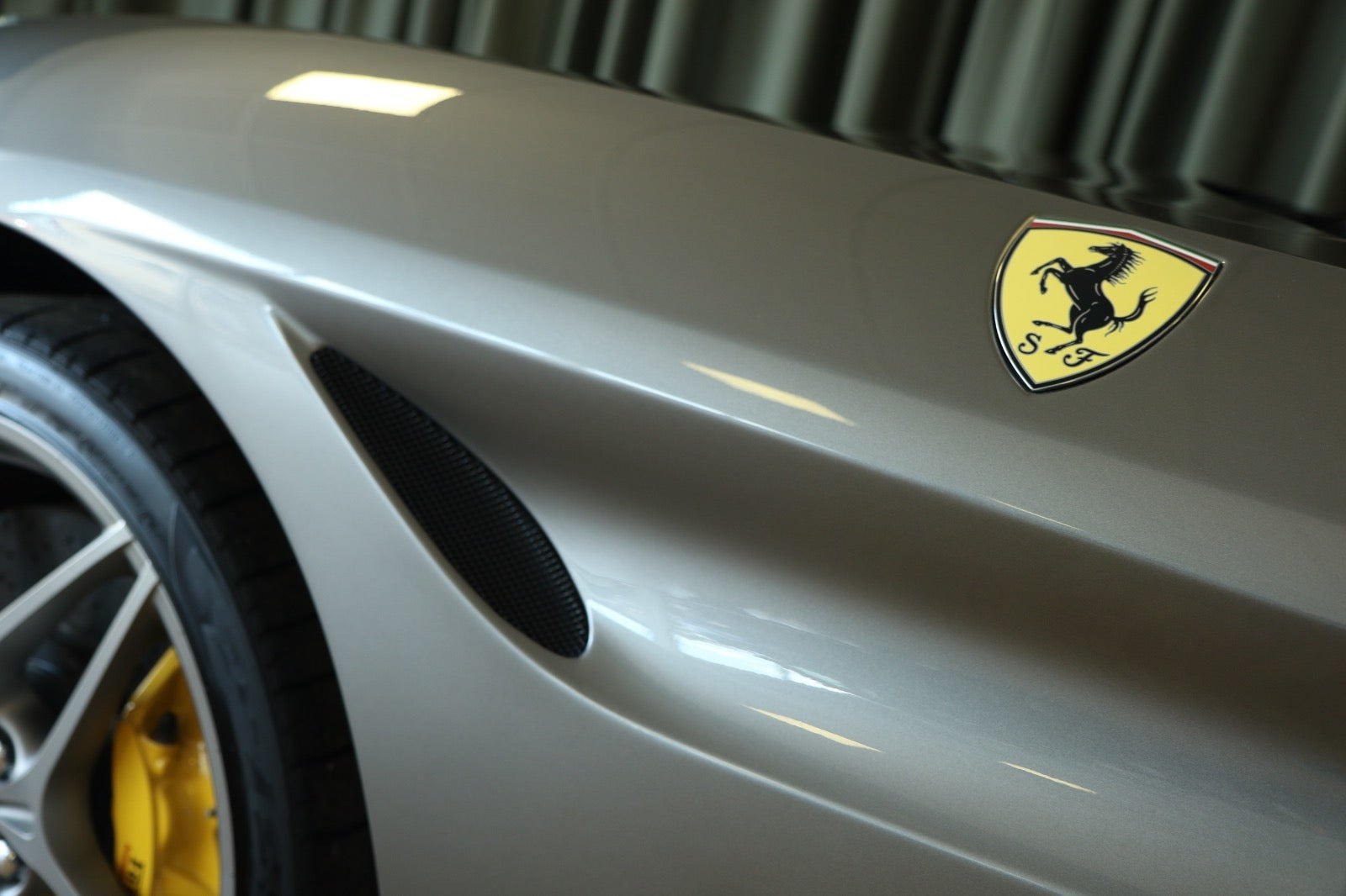 Grå Ferrari California T fra 2015