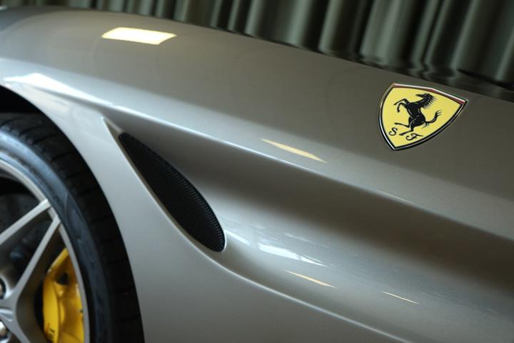 Grå Ferrari California T fra 2015