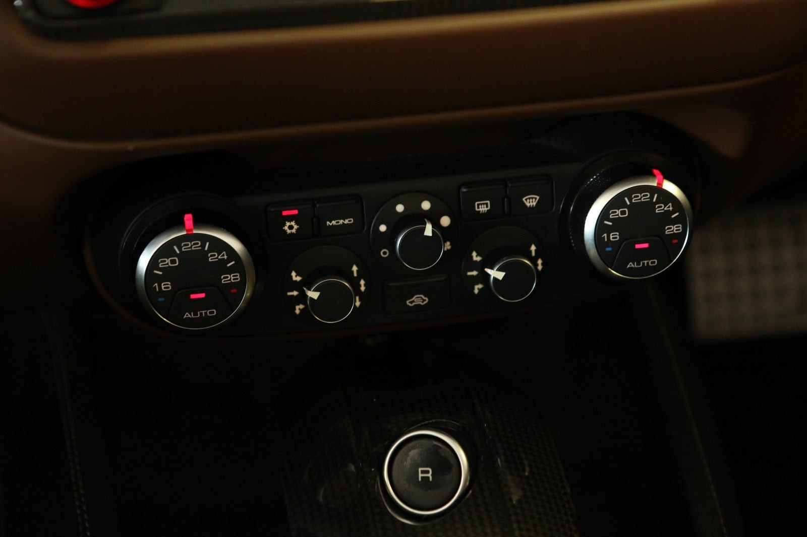 Grå Ferrari California T fra 2015