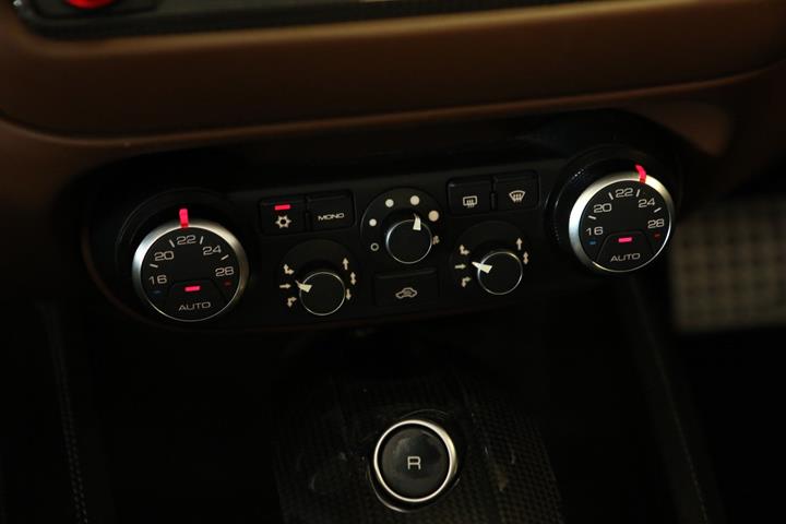 Grå Ferrari California T fra 2015