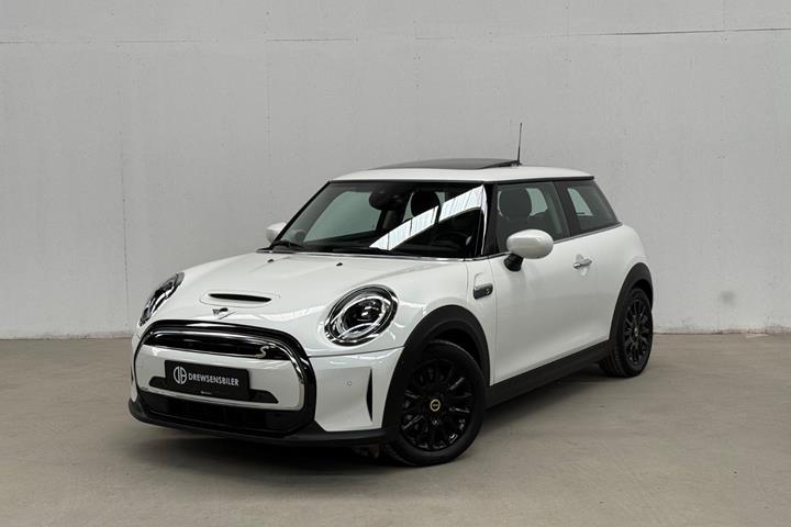 Hvid Mini Cooper SE fra 2023 set udefra