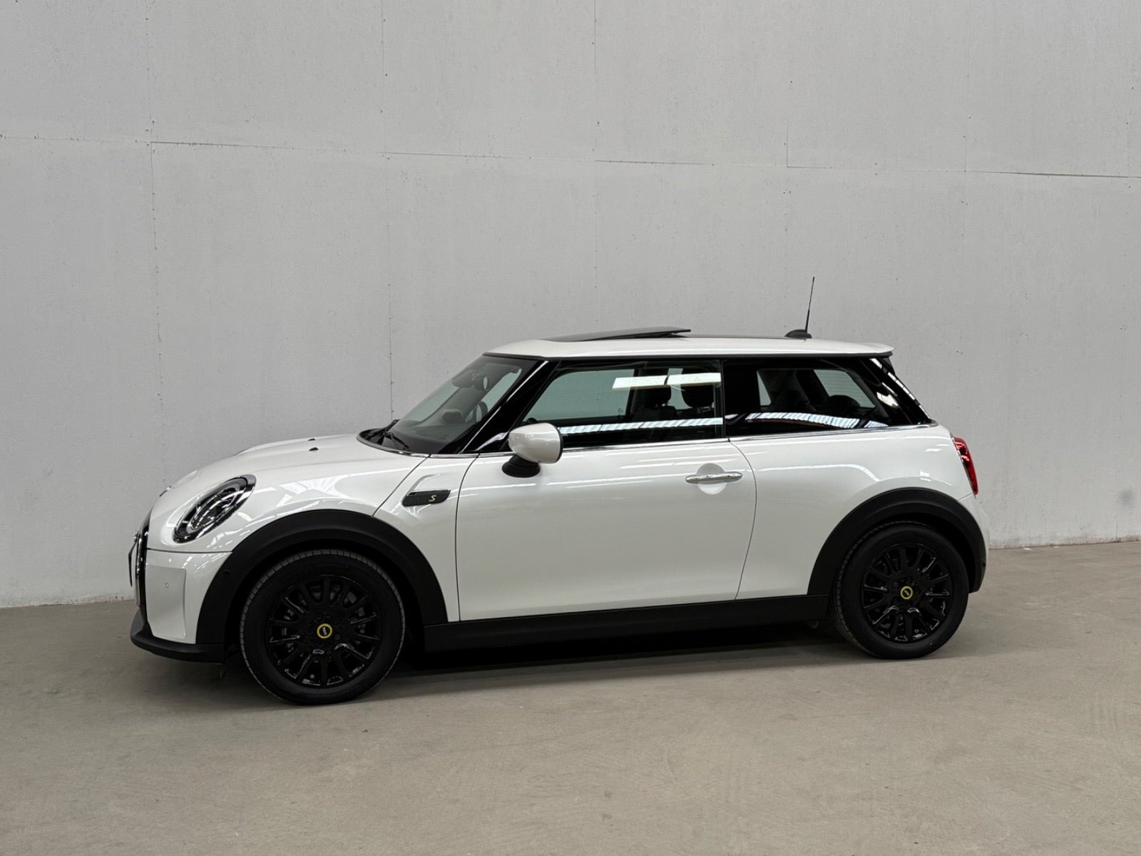 Hvid Mini Cooper SE fra 2023