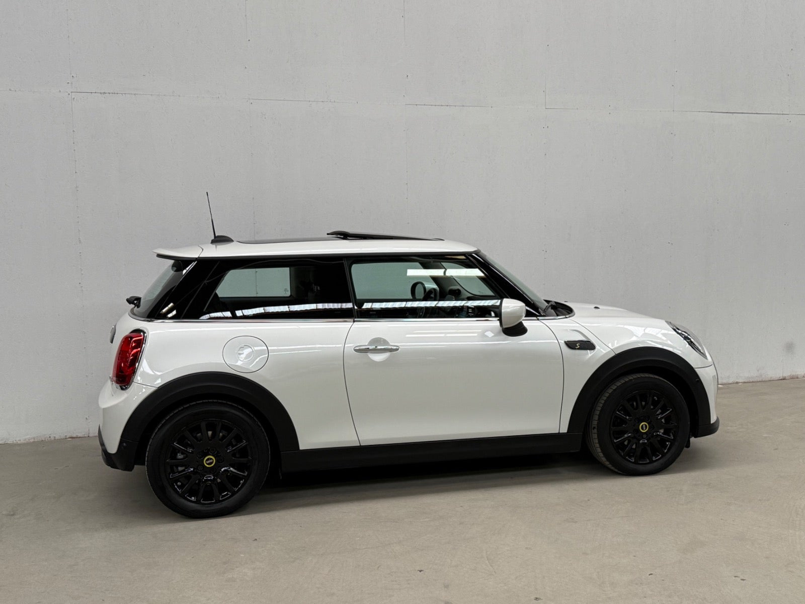 Hvid Mini Cooper SE fra 2023