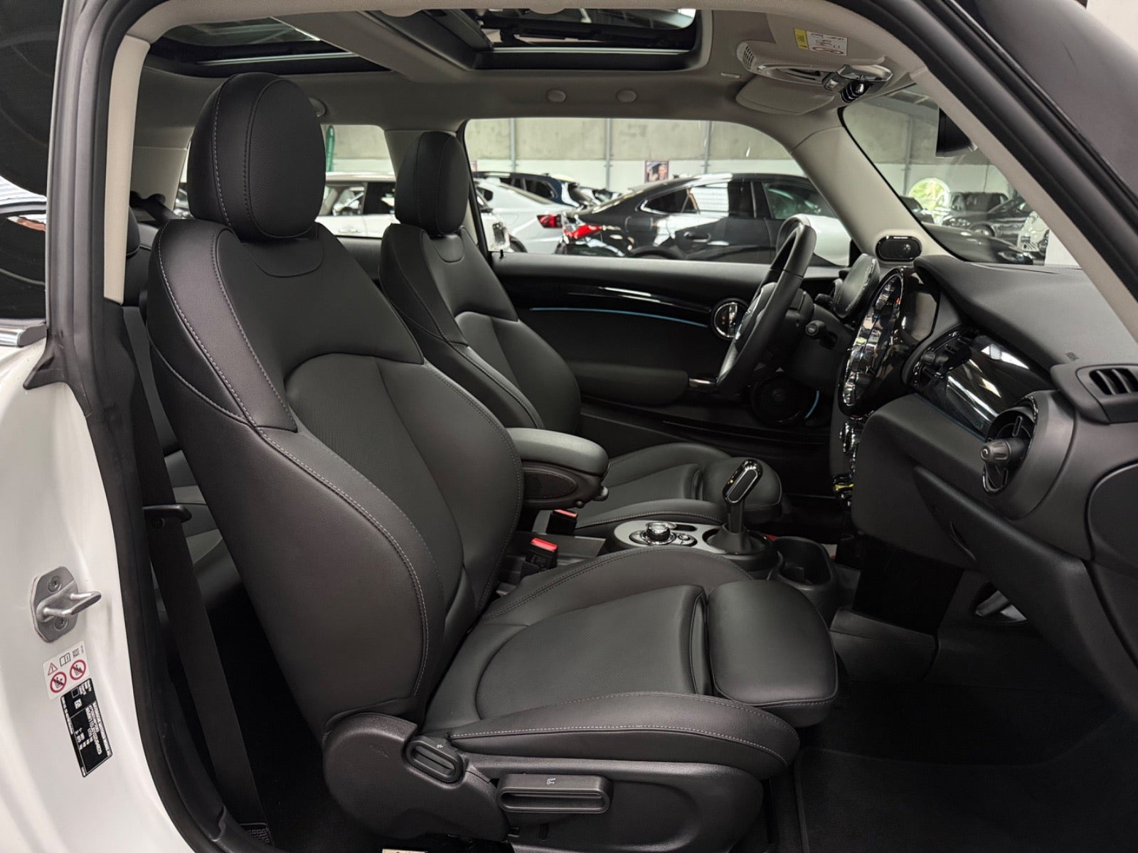 Hvid Mini Cooper SE fra 2023