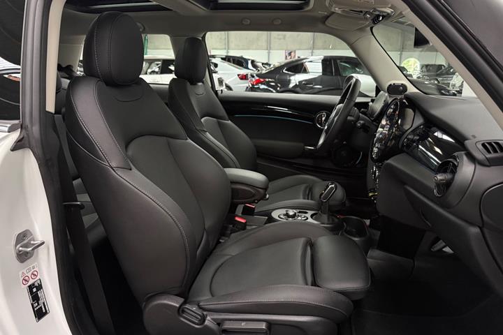 Hvid Mini Cooper SE fra 2023