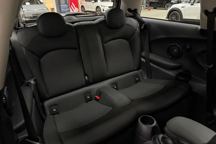 Hvid Mini Cooper SE fra 2023