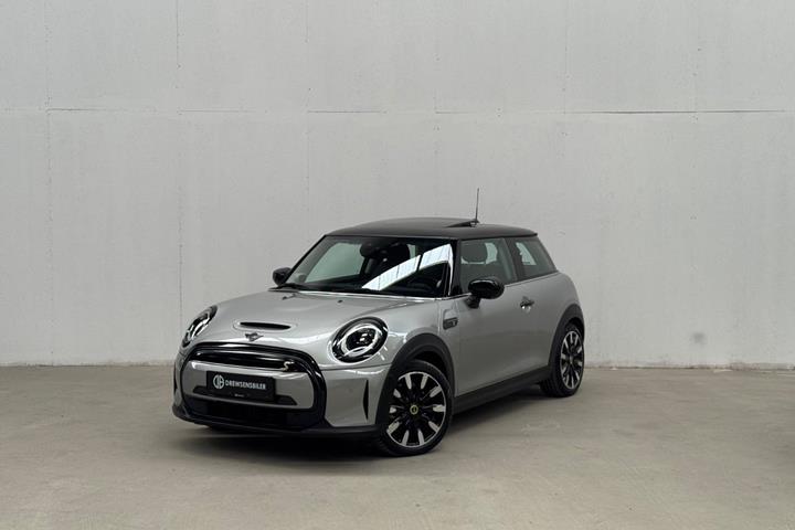 Sølv Mini Cooper SE fra 2023 set udefra