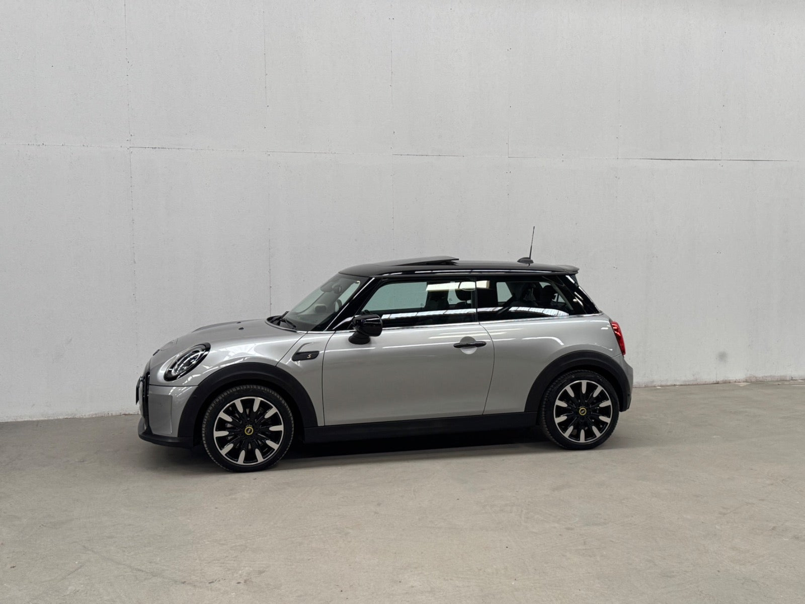Sølv Mini Cooper SE fra 2023