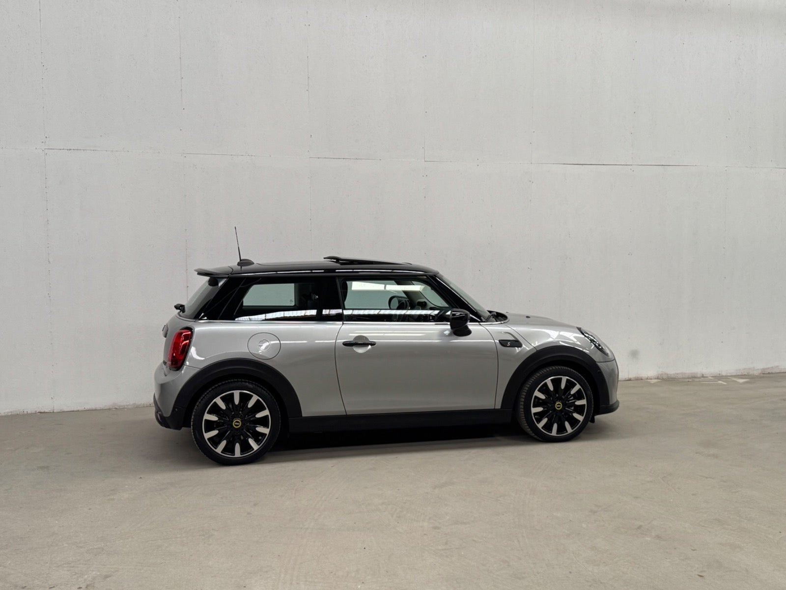 Sølv Mini Cooper SE fra 2023