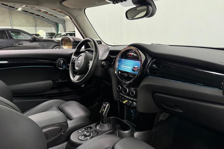 Sølv Mini Cooper SE fra 2023