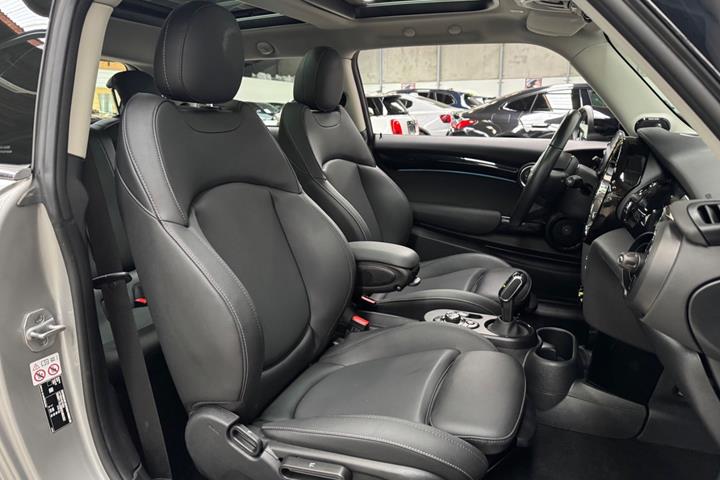 Sølv Mini Cooper SE fra 2023