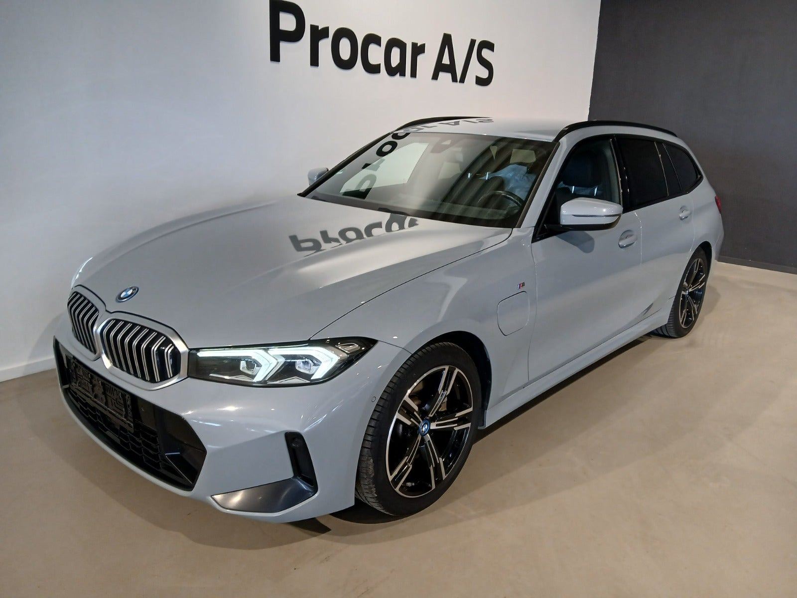 Grå BMW 320e fra 2024