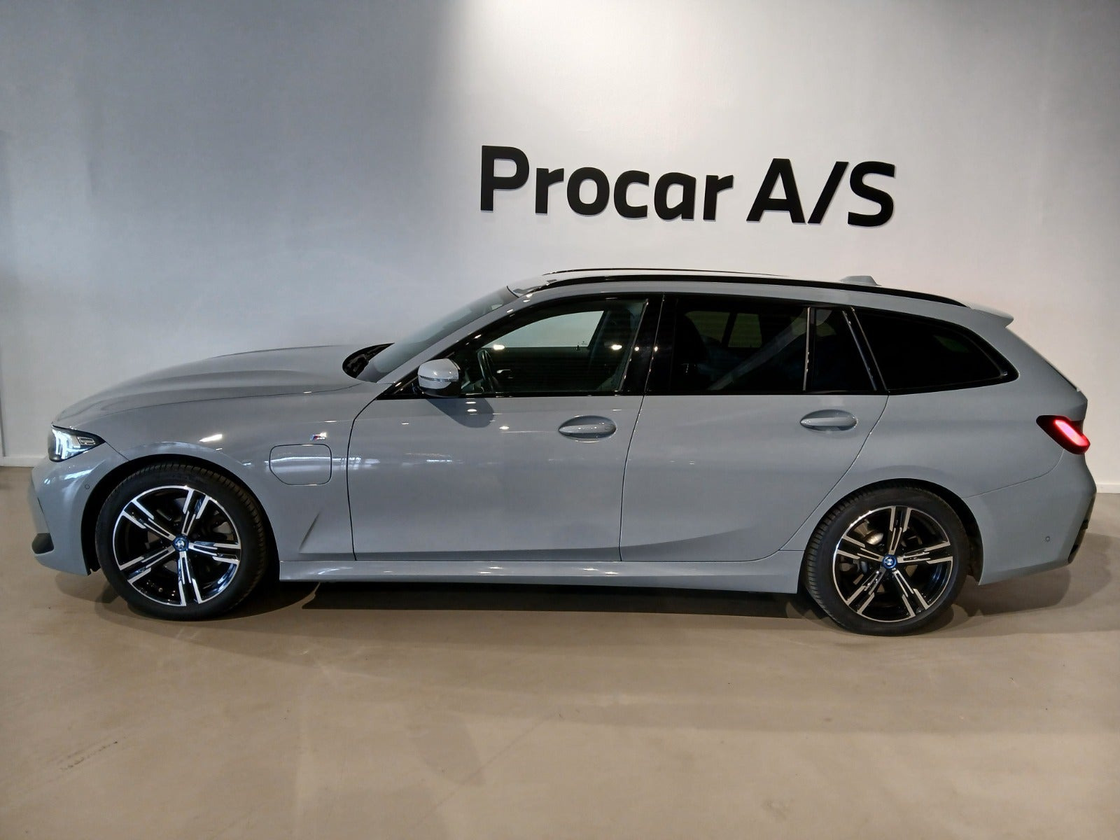 Grå BMW 320e fra 2024