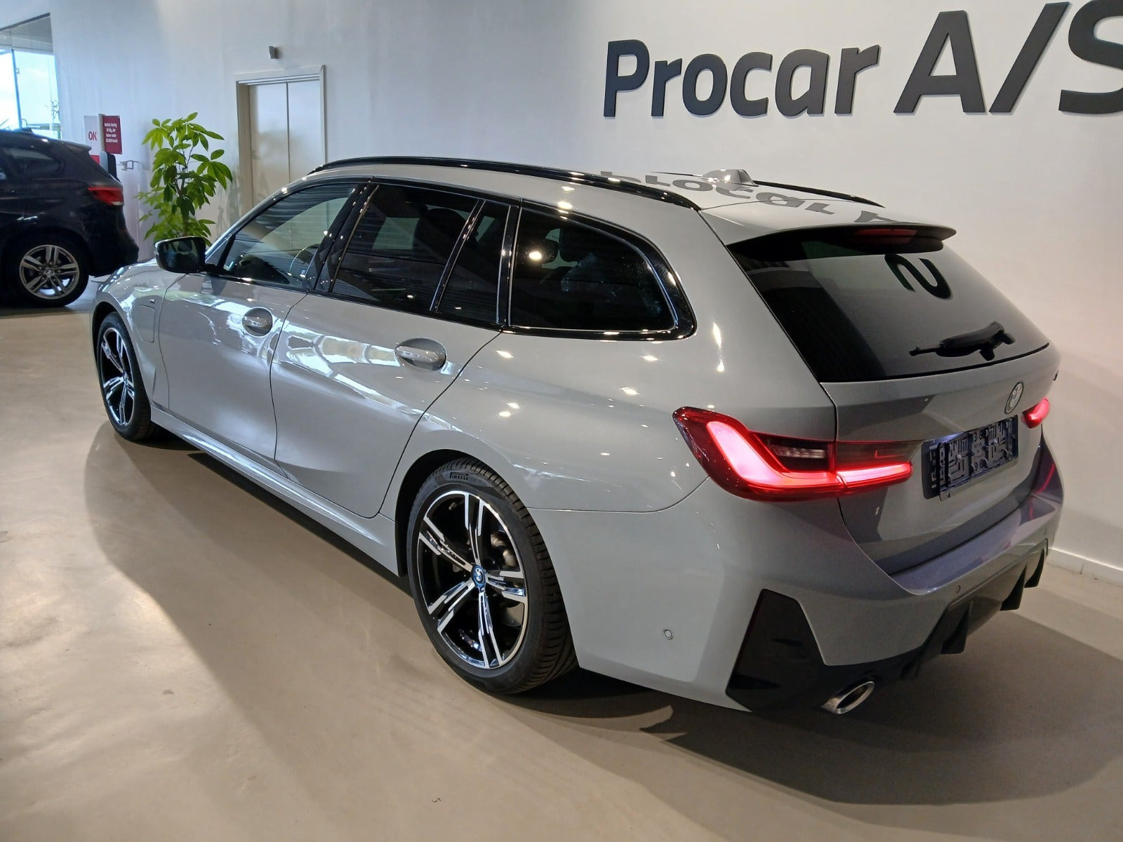 Grå BMW 320e fra 2024