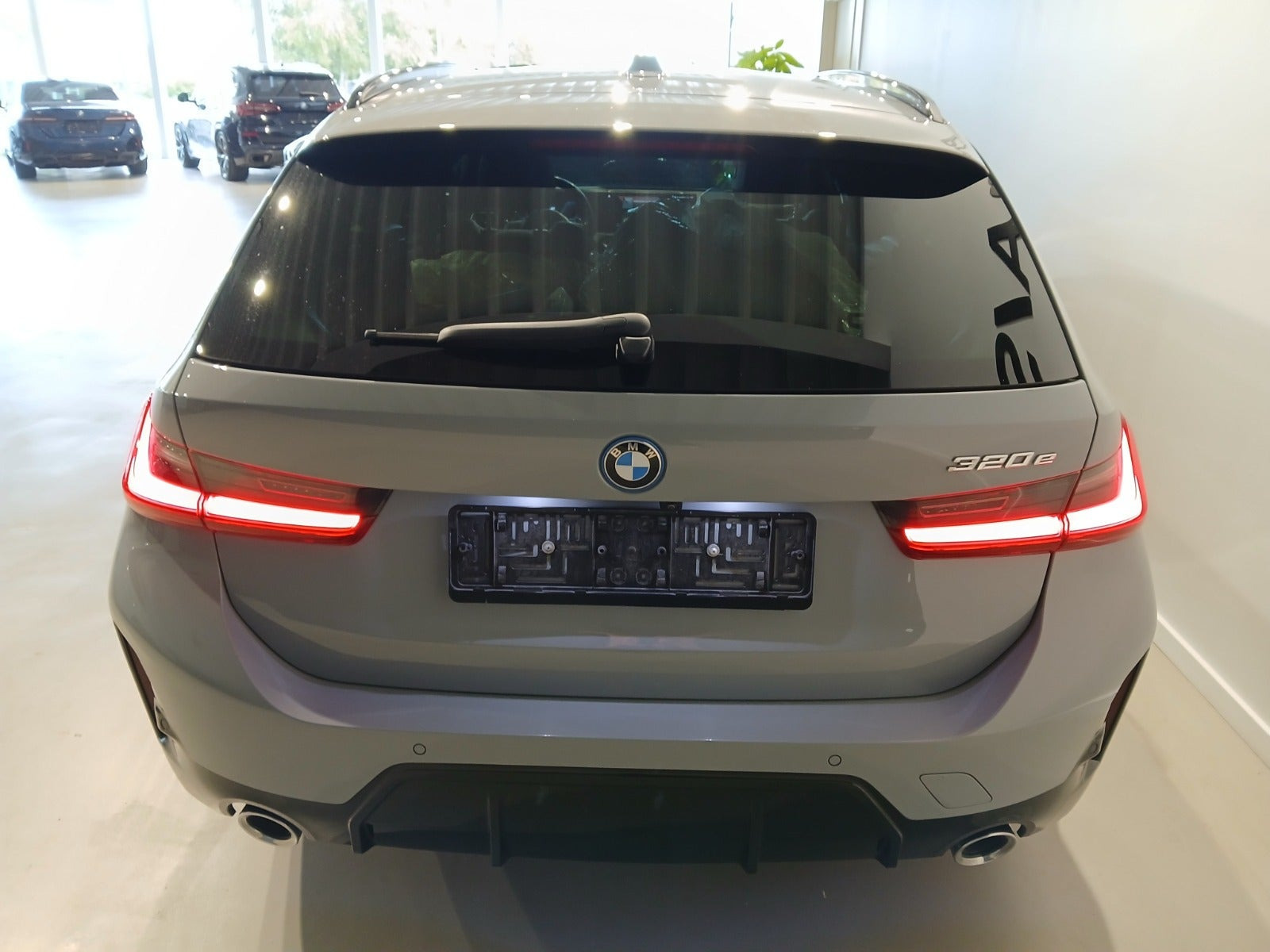 Grå BMW 320e fra 2024
