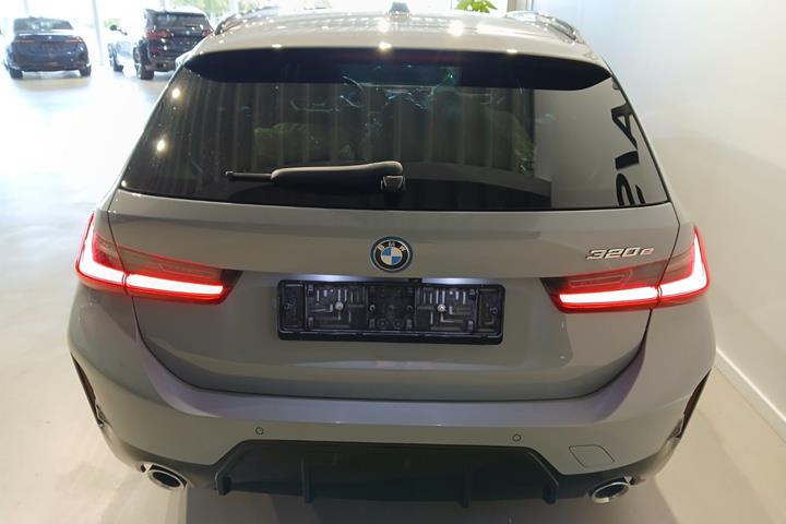 Grå BMW 320e fra 2024
