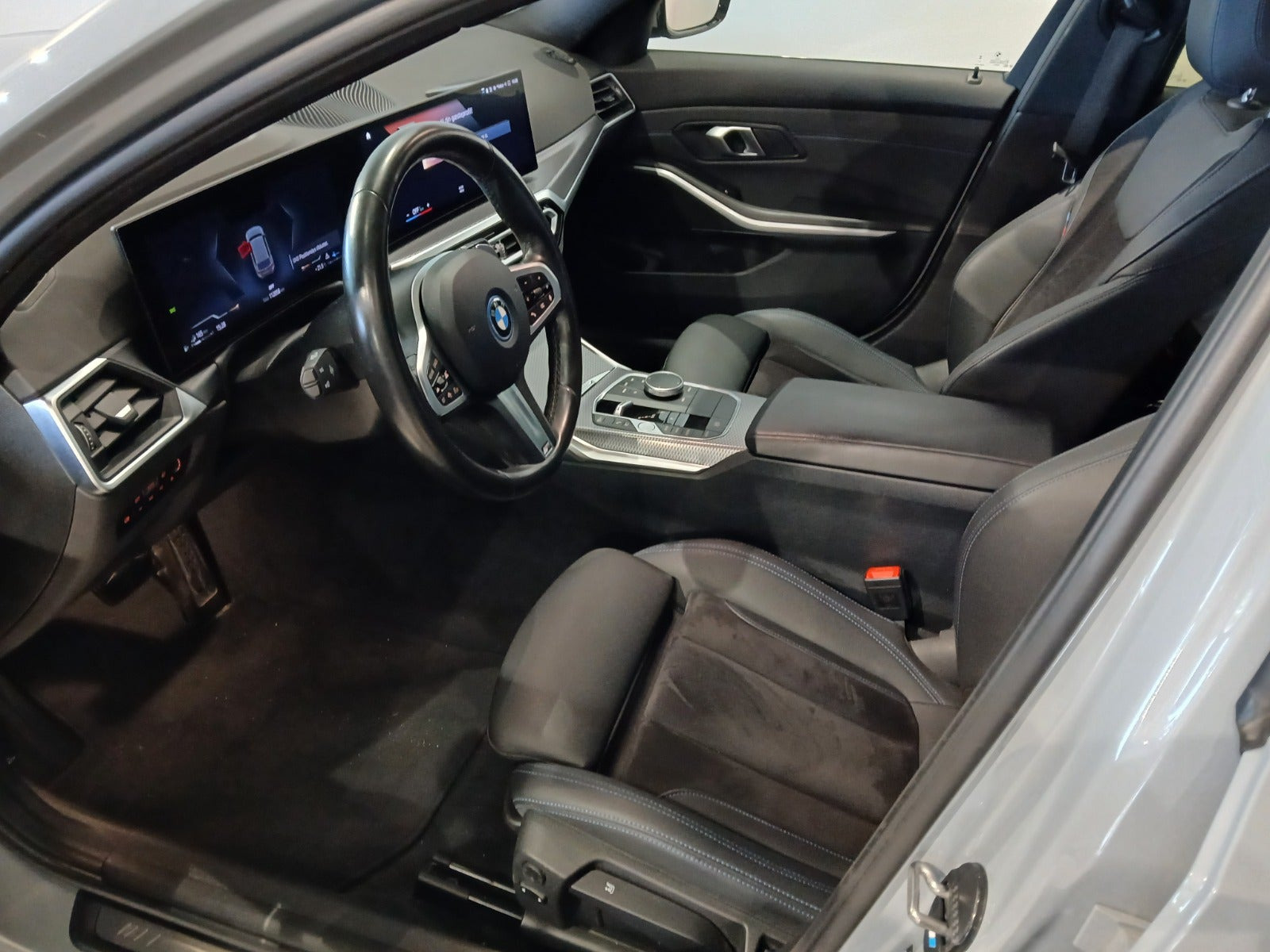 Grå BMW 320e fra 2024