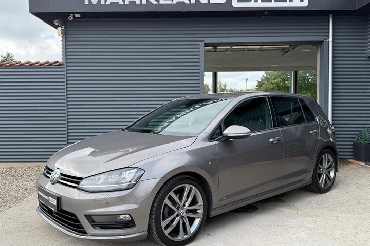 Grå VW Golf VII fra 2017