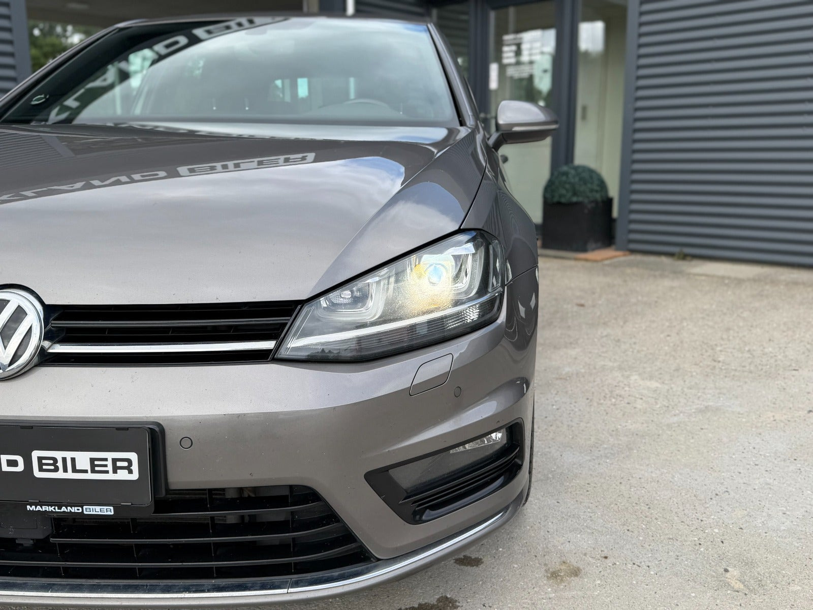 Grå VW Golf VII fra 2017