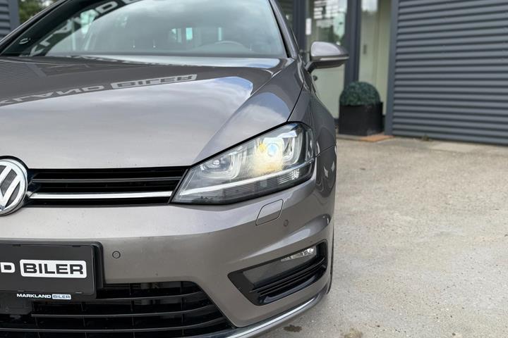 Grå VW Golf VII fra 2017