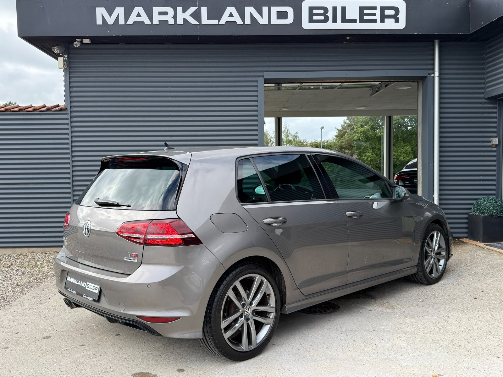 Grå VW Golf VII fra 2017